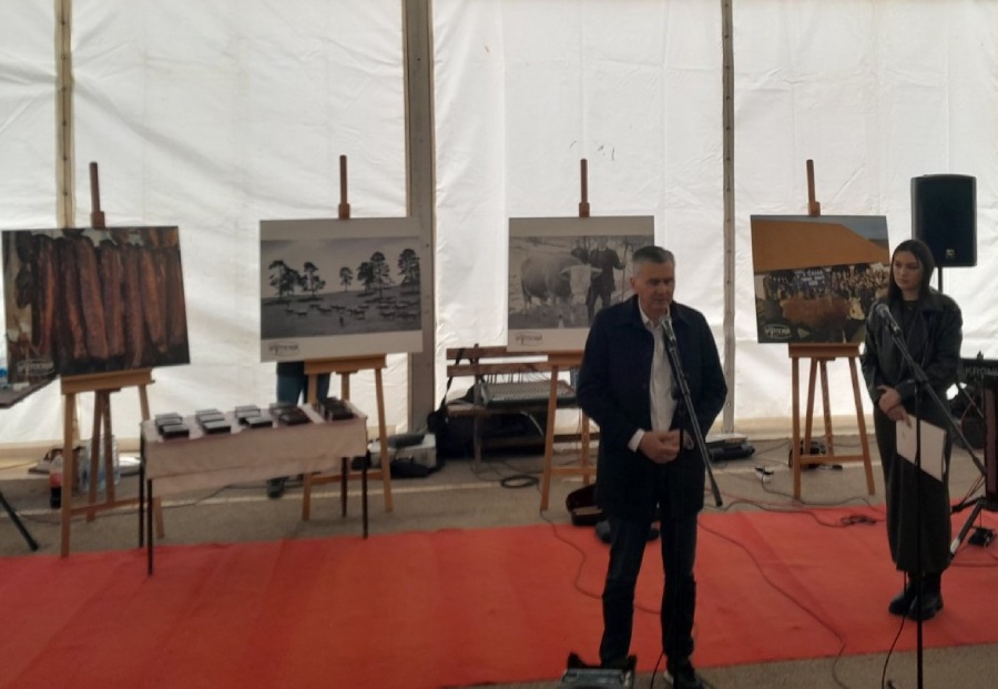 Председник Општине Чајетина отвара манифестацију Председник Општине Чајетина отвара манифестацију. Иза њега се виде штањелаји са фотографијама