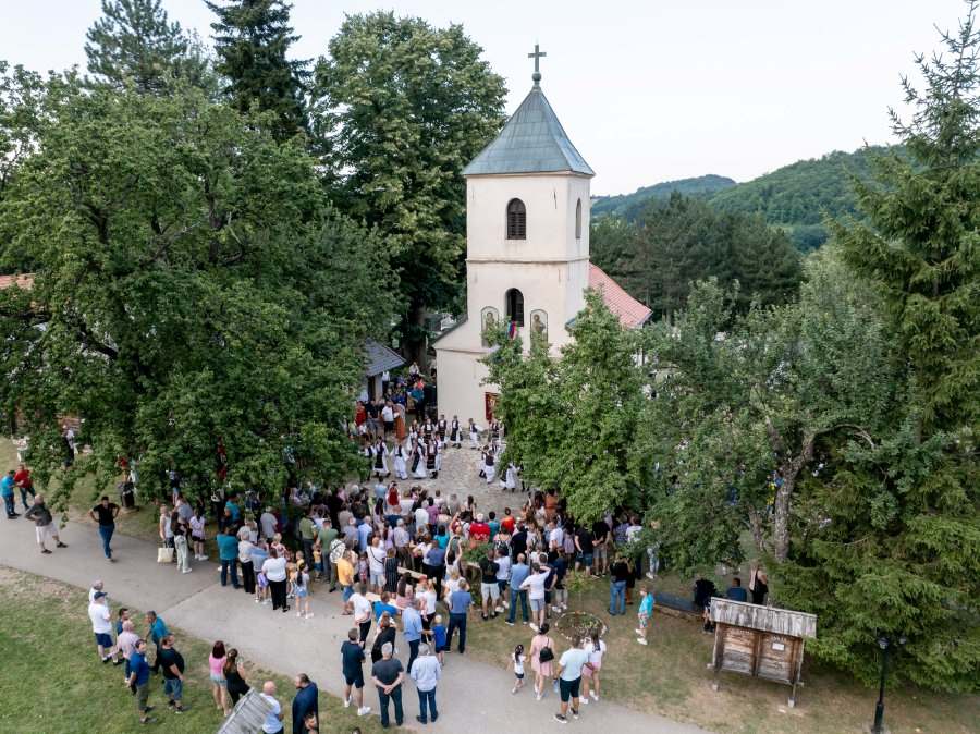 Петровдански дани Црква са верницима у порти