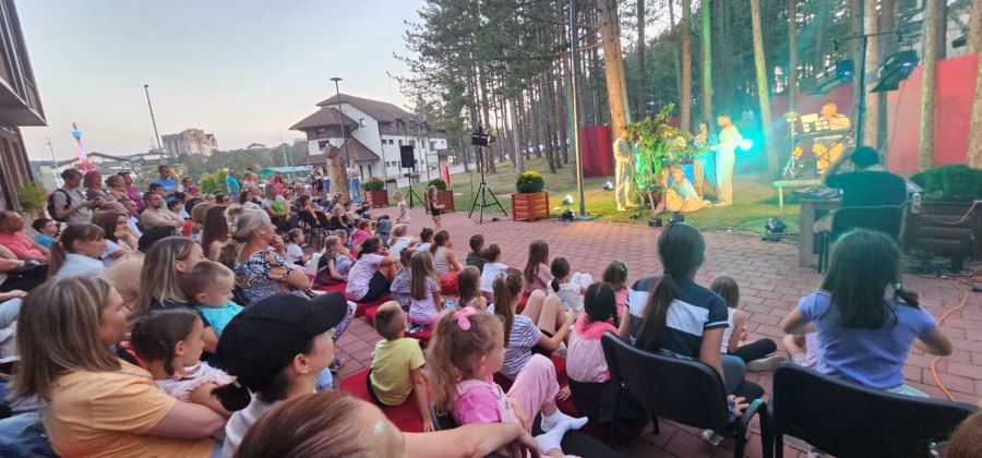 „Змај са спаса" deca sede i gledaju predstavu