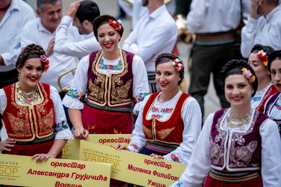 Девојке у народној ношњи Девојке у народној ношњи