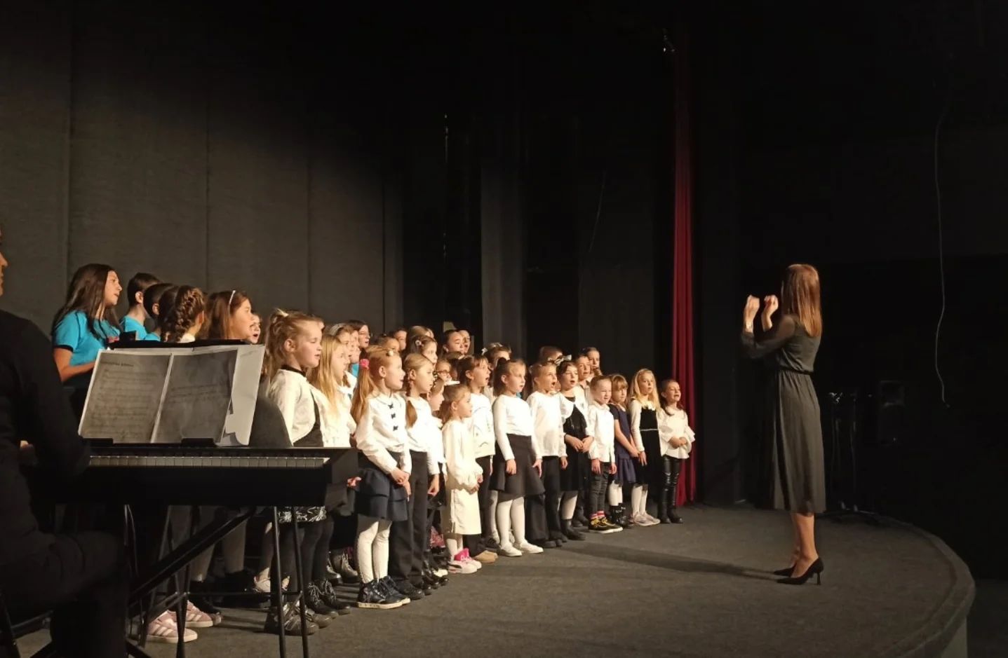 „Звездице" и „Млађани грађани" na sceni su deca iz horova i dirigentkinja
