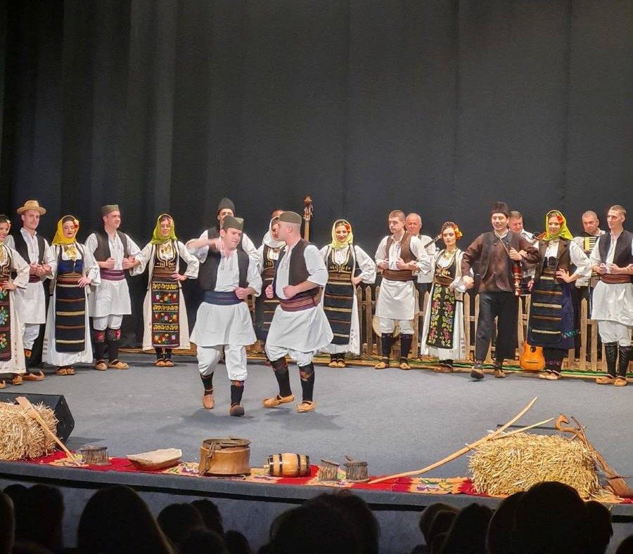 Културно-уметничко друштво „Златибор" muskarci i zene igraju tradicionalni srpski ples - kolo