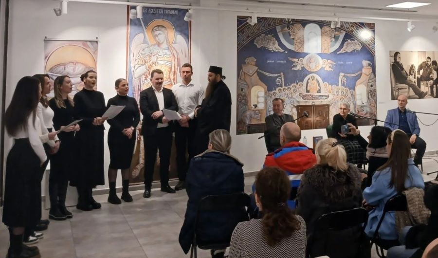 Монографија „Богатство српског народа" представљена и на Златибору ljudi sede i slusaju mešoviti hor, pod vođstvom sveštenika