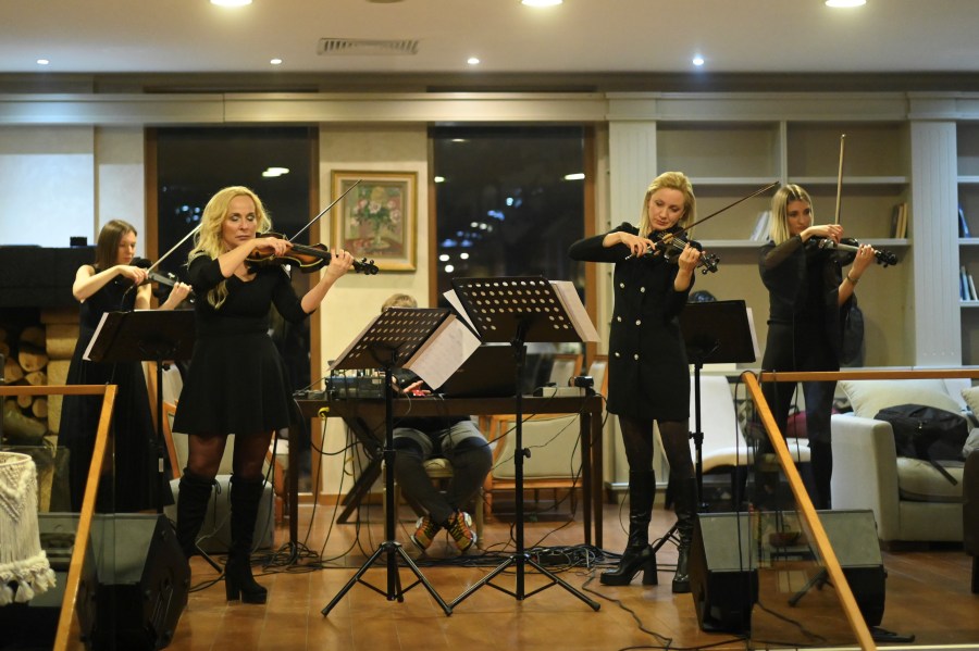 cetiri zene sviraju violine