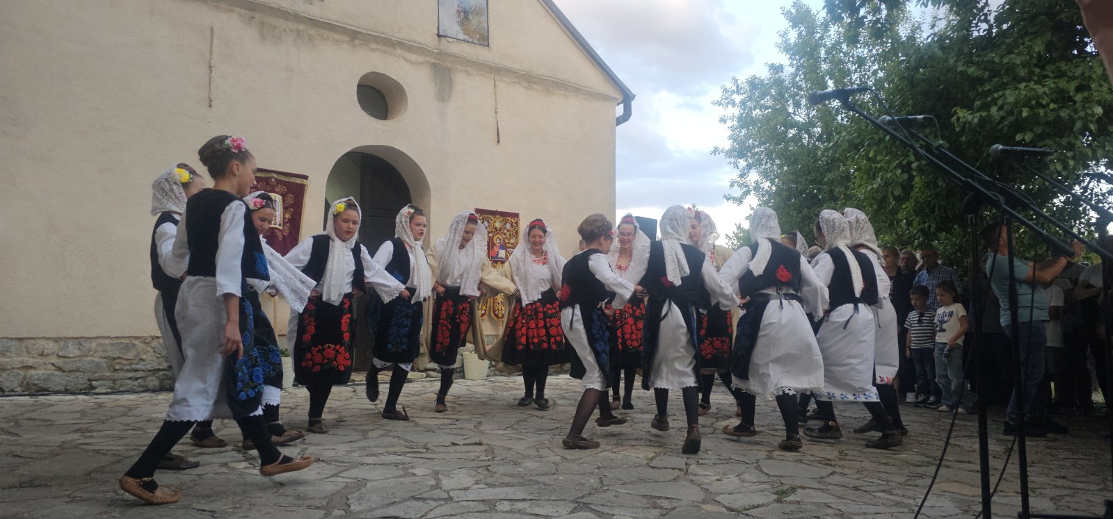 devojke se smeju u kolu 