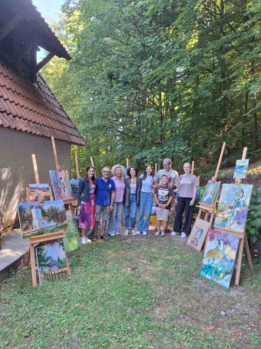 Десет уметника из Србије стварало је у Трнави ljudi oba pola poziraju ispred štafelaja
