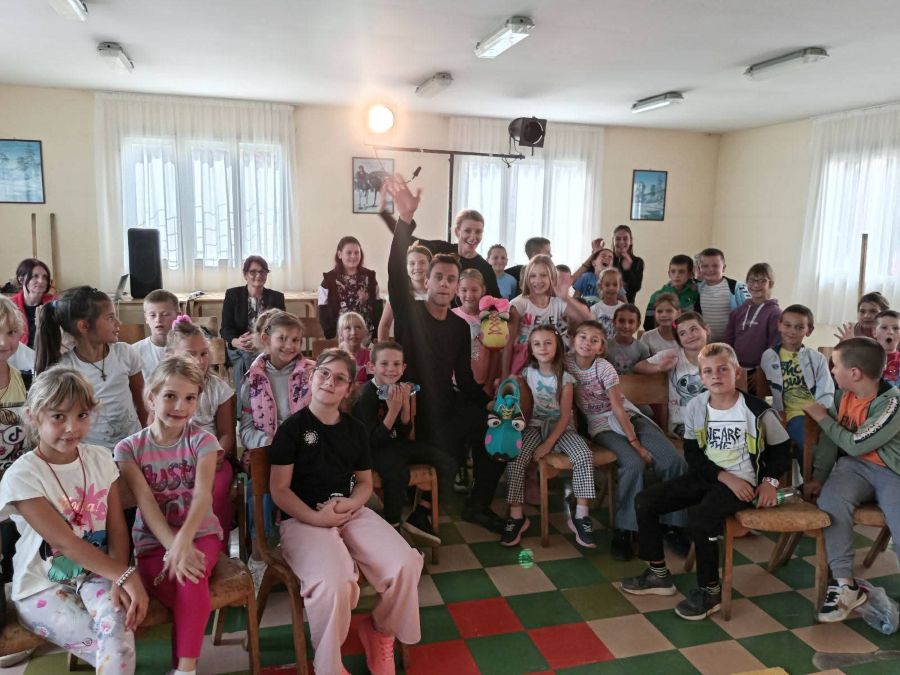deca i muskarac masu sedeci