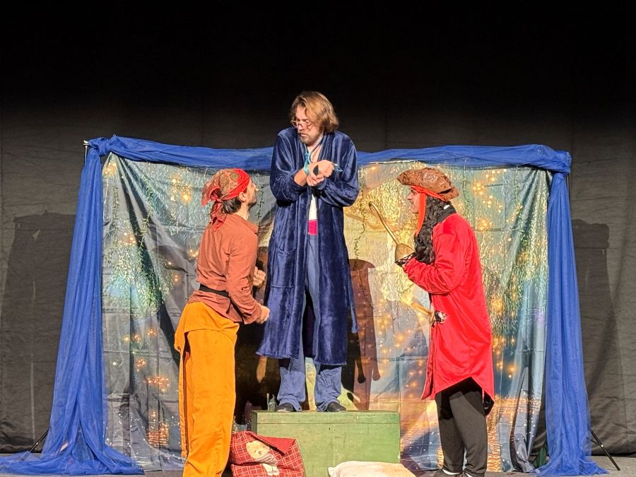 tri muskarca na sceni 