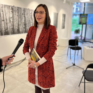devojka stojeći daje interviju