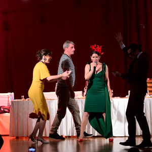 Scena iz predstave "Violina, daire i pegla"