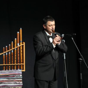 covek svira na frulu