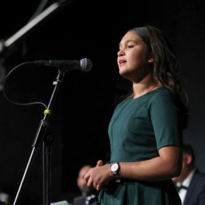 devojcica u zelenom peva