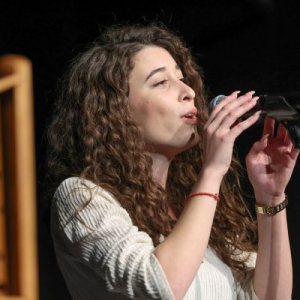 devojka kovrdzave kose peva