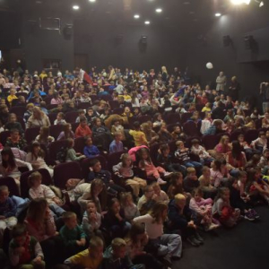 gledaliste puno publike