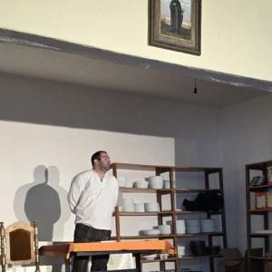 muskarac govori na sceni