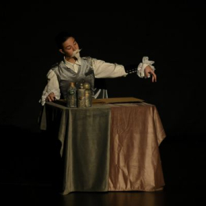 devojka sedi za stolom maskirana u Dom Kihota