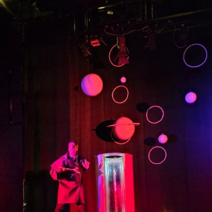 muskarac glumi na sceni 