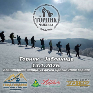 ljudi idu po snegu jedno za drugim