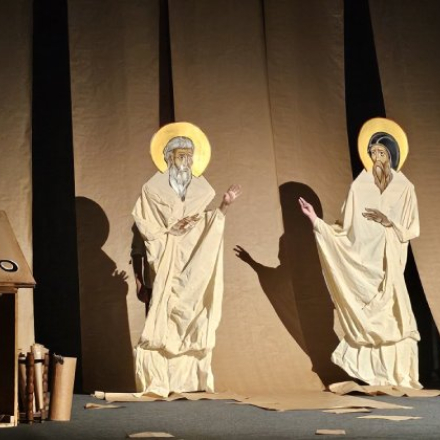 лутке на сцени, које представљају свеце
