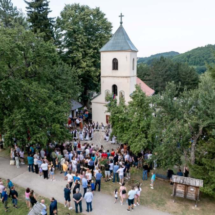 Црква са верницима у порти 