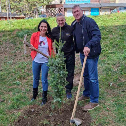 Na fotografiji se nalaze osobe koje su zasadile drvo 