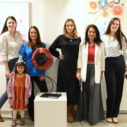 Уметница са организаторима изложбе