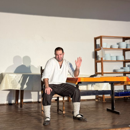 muskarac sedi na stolici